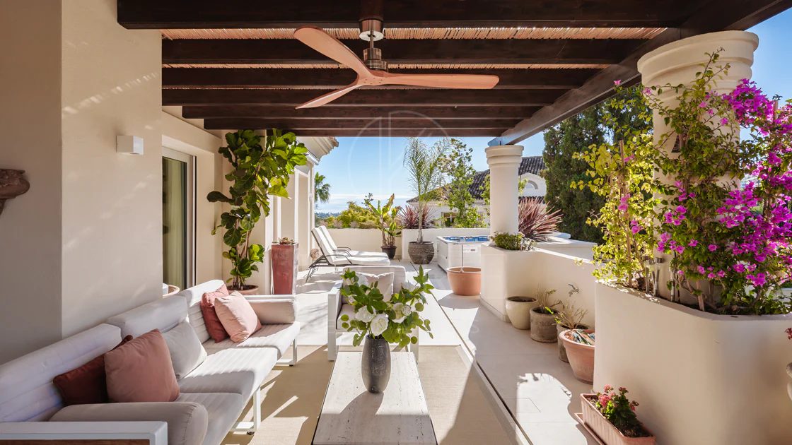 Penthouse duplex spațios, renovat cu rafinament, în Las Alamandas, Nueva Andalucía