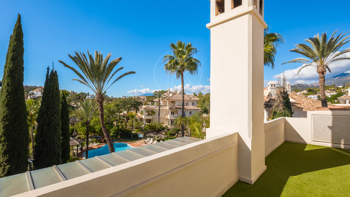Penthouse duplex spațios, renovat cu rafinament, în Las Alamandas, Nueva Andalucía