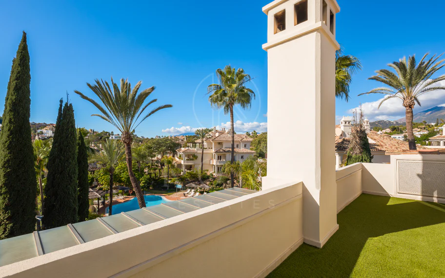 Amplio ático dúplex exquisitamente renovado en Las Alamandas, Nueva Andalucía