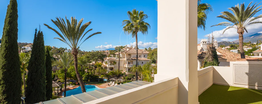 Penthouse duplex spațios, renovat cu rafinament, în Las Alamandas, Nueva Andalucía