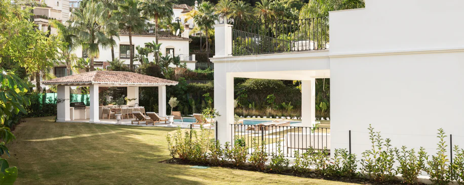 Refined contemporary residence set within the prestigious Los Arqueros community in Benahavís