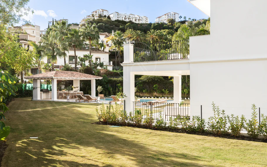 Residencia contemporánea refinada ubicada en la prestigiosa comunidad de Los Arqueros en Benahavís