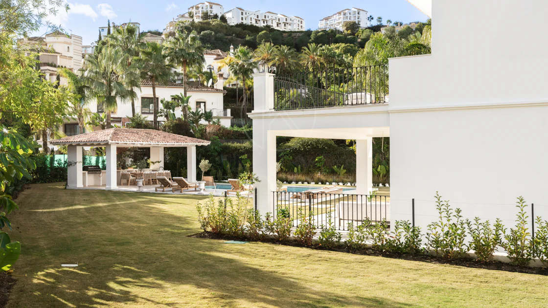 Refined contemporary residence set within the prestigious Los Arqueros community in Benahavís