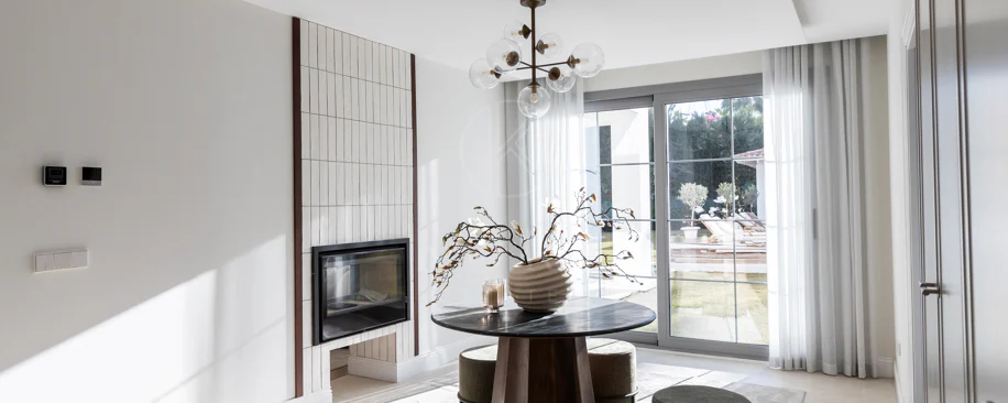 Refined contemporary residence set within the prestigious Los Arqueros community in Benahavís