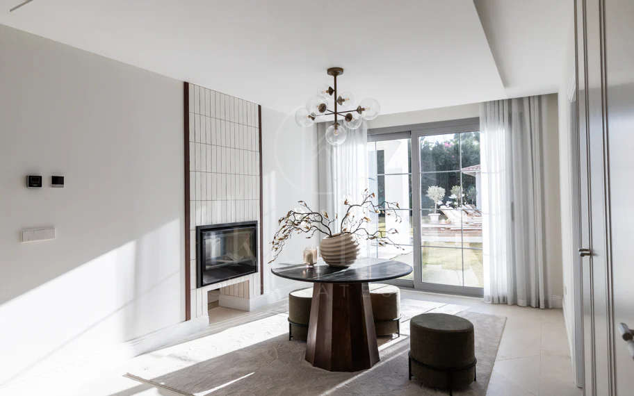 Residencia contemporánea refinada ubicada en la prestigiosa comunidad de Los Arqueros en Benahavís