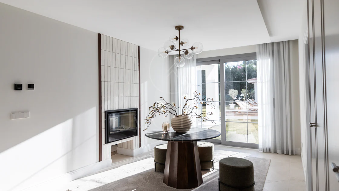 Refined contemporary residence set within the prestigious Los Arqueros community in Benahavís