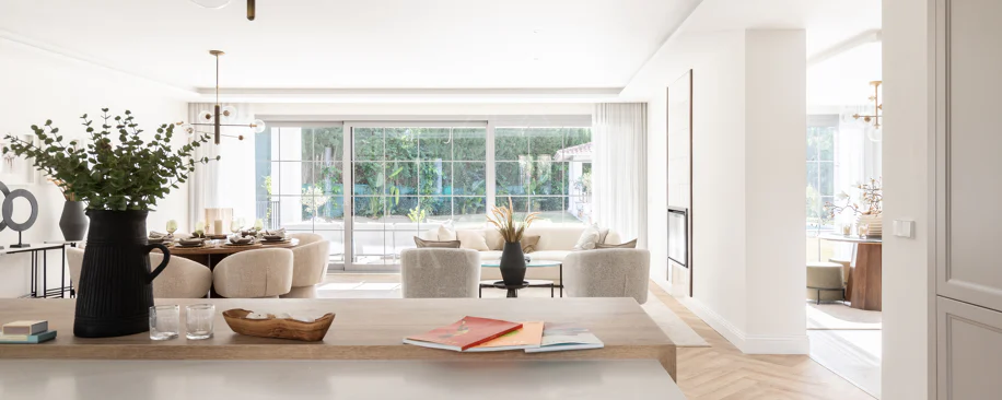 Refined contemporary residence set within the prestigious Los Arqueros community in Benahavís