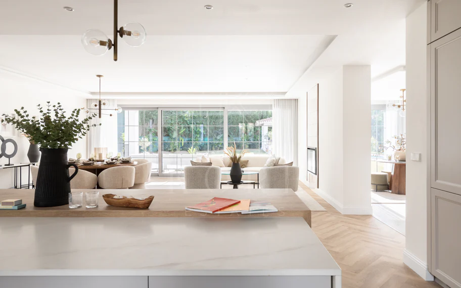 Residencia contemporánea refinada ubicada en la prestigiosa comunidad de Los Arqueros en Benahavís