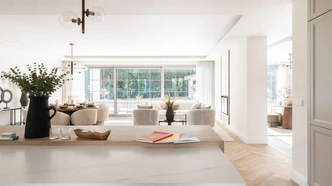 Refined contemporary residence set within the prestigious Los Arqueros community in Benahavís