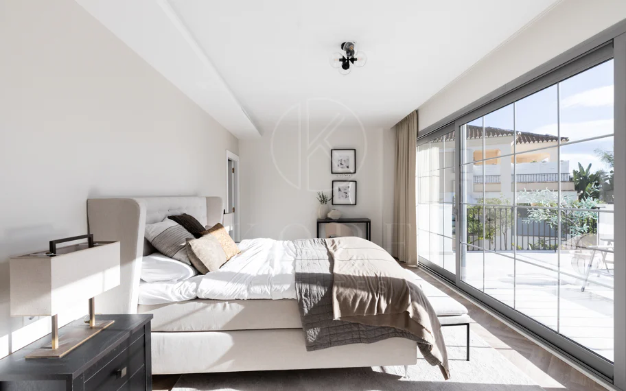 Residencia contemporánea refinada ubicada en la prestigiosa comunidad de Los Arqueros en Benahavís