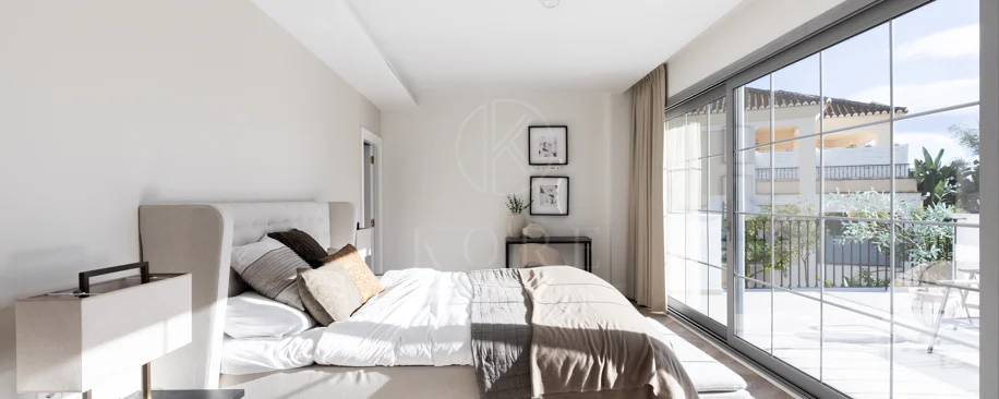 Refined contemporary residence set within the prestigious Los Arqueros community in Benahavís