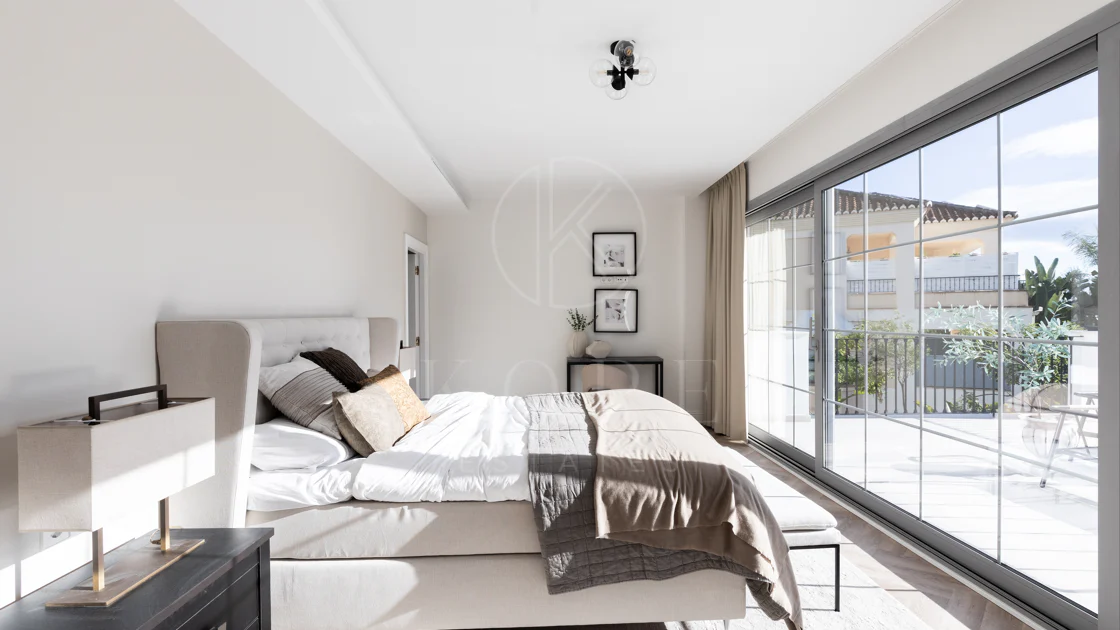 Refined contemporary residence set within the prestigious Los Arqueros community in Benahavís