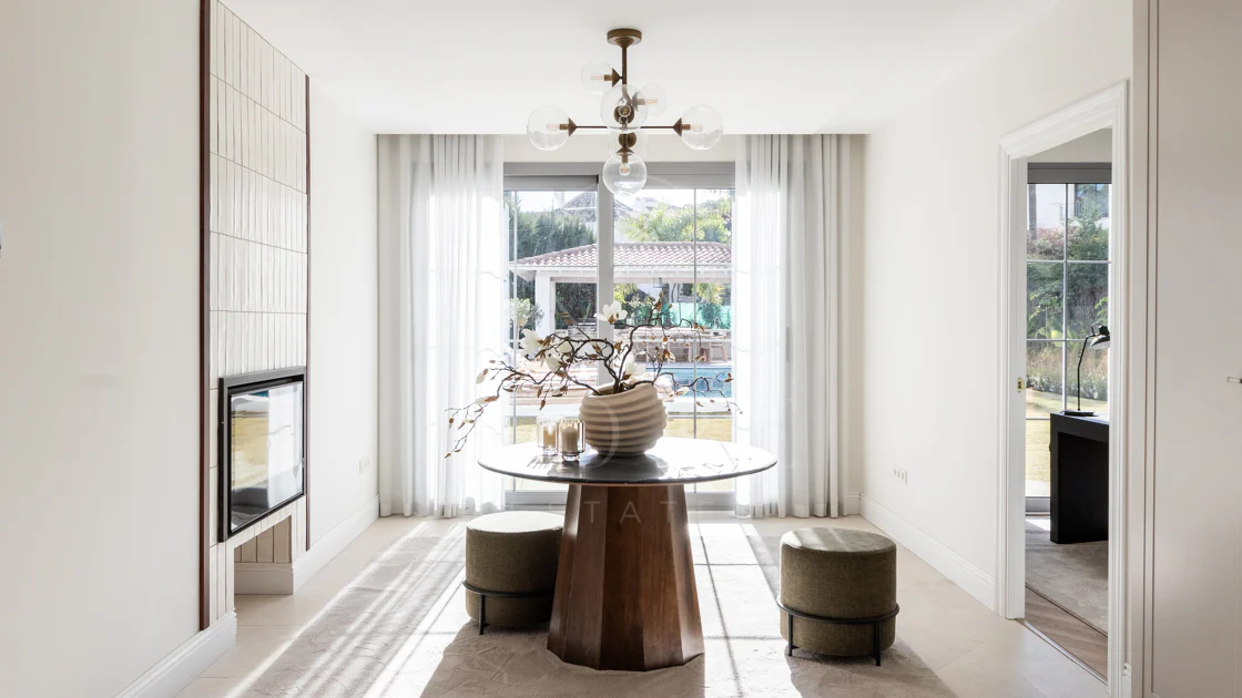 Refined contemporary residence set within the prestigious Los Arqueros community in Benahavís