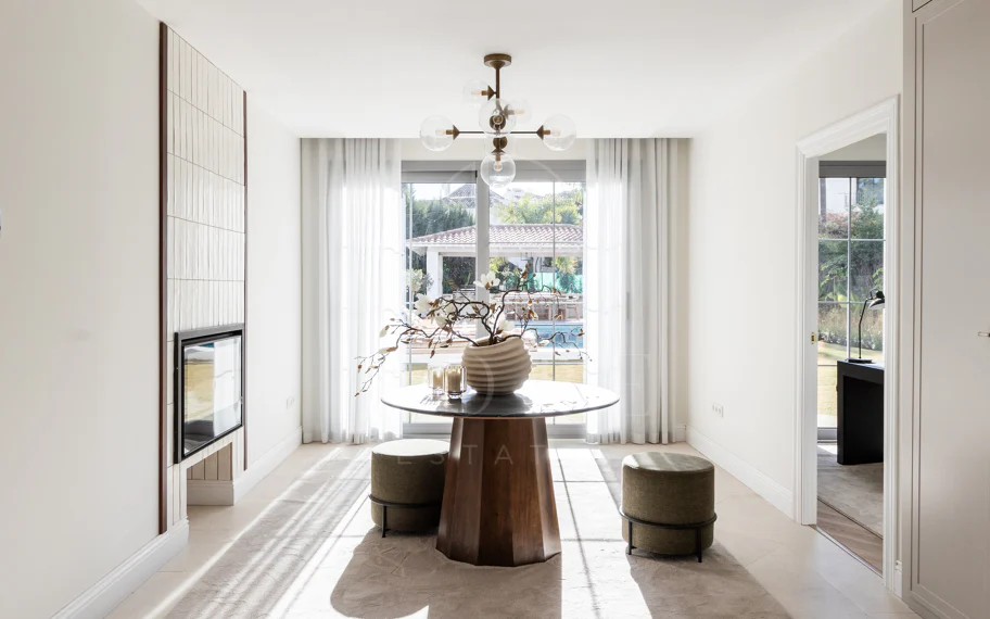 Residencia contemporánea refinada ubicada en la prestigiosa comunidad de Los Arqueros en Benahavís