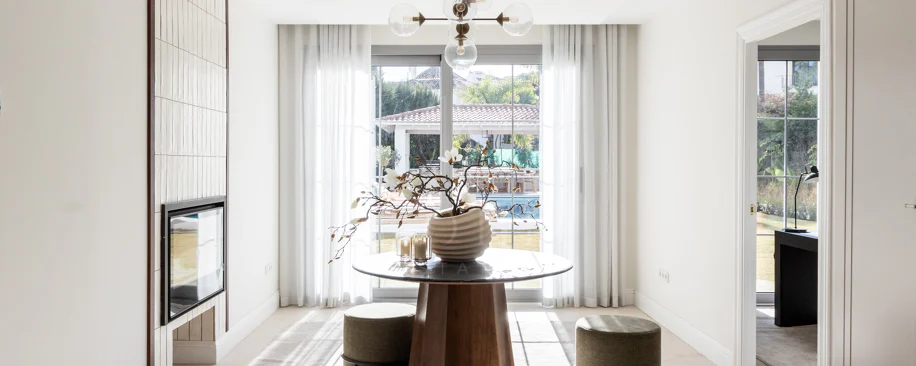 Refined contemporary residence set within the prestigious Los Arqueros community in Benahavís