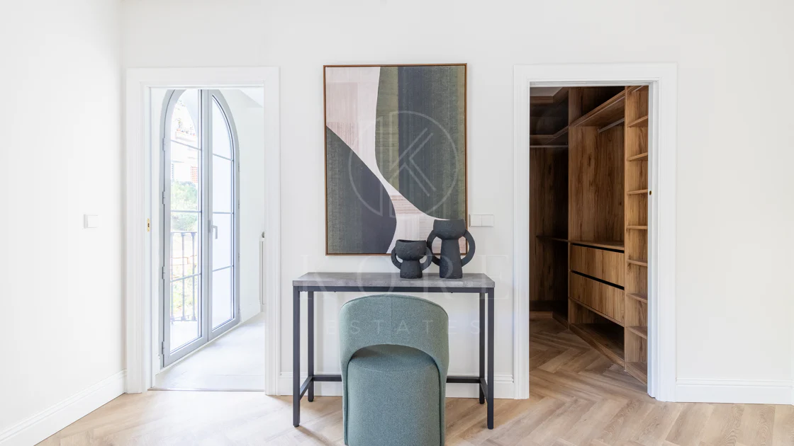 Refined contemporary residence set within the prestigious Los Arqueros community in Benahavís