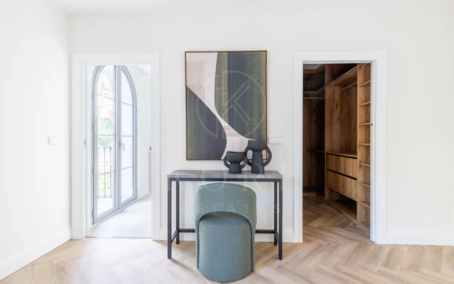 Residencia contemporánea refinada ubicada en la prestigiosa comunidad de Los Arqueros en Benahavís