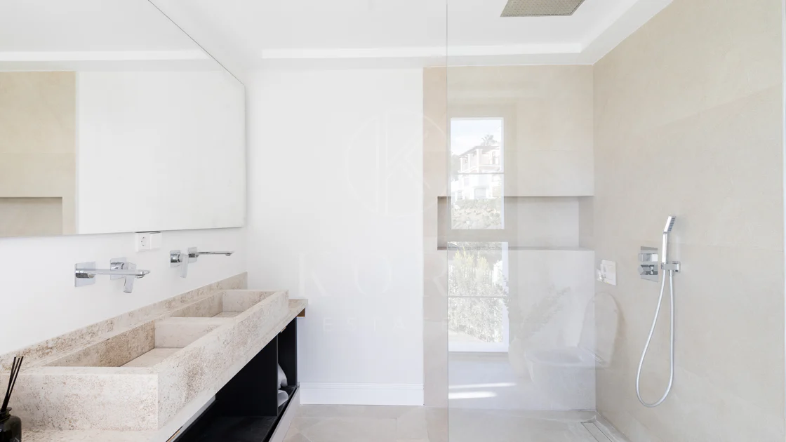 Refined contemporary residence set within the prestigious Los Arqueros community in Benahavís