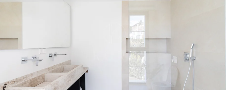 Refined contemporary residence set within the prestigious Los Arqueros community in Benahavís