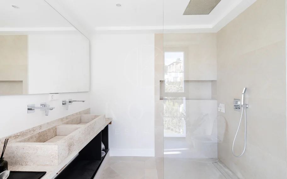 Residencia contemporánea refinada ubicada en la prestigiosa comunidad de Los Arqueros en Benahavís