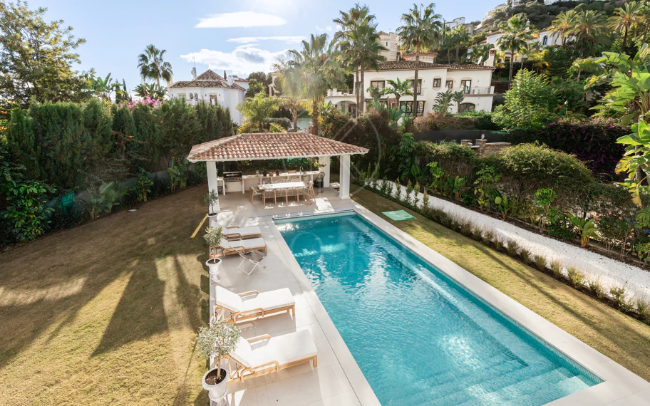 Residencia contemporánea refinada ubicada en la prestigiosa comunidad de Los Arqueros en Benahavís