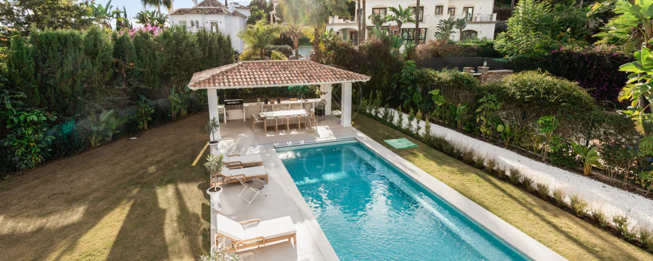 Refined contemporary residence set within the prestigious Los Arqueros community in Benahavís