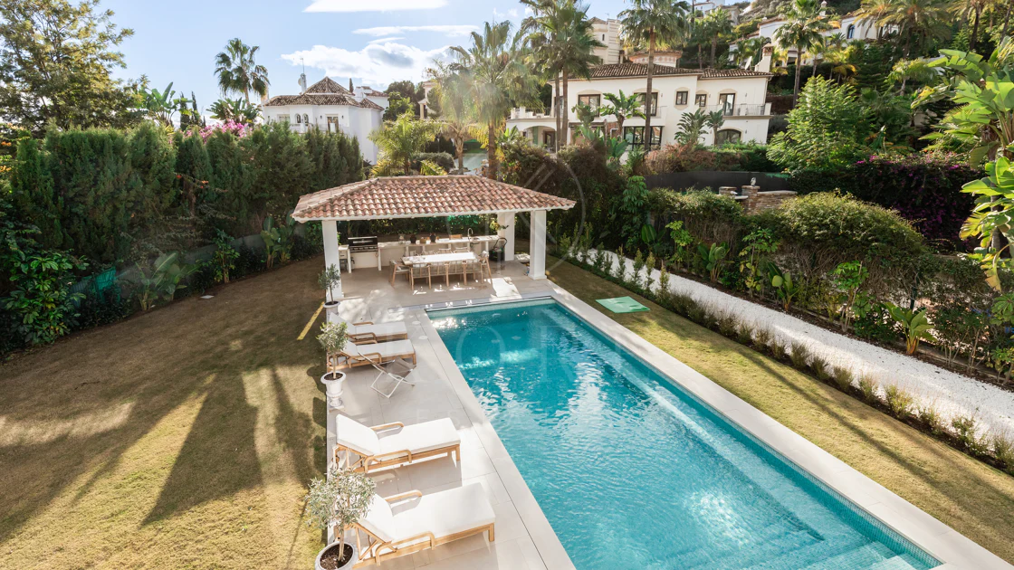 Refined contemporary residence set within the prestigious Los Arqueros community in Benahavís