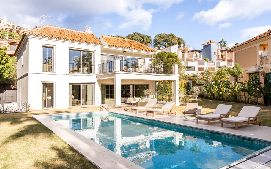 Residencia contemporánea refinada ubicada en la prestigiosa comunidad de Los Arqueros en Benahavís
