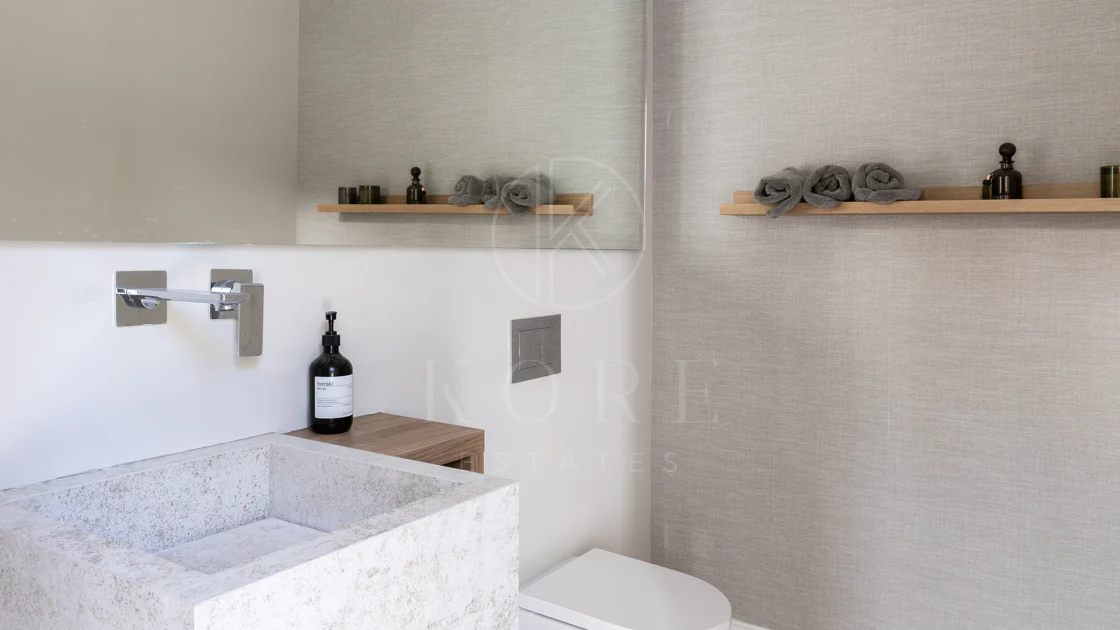 Refined contemporary residence set within the prestigious Los Arqueros community in Benahavís