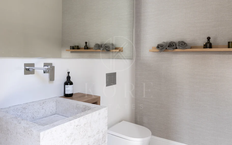 Residencia contemporánea refinada ubicada en la prestigiosa comunidad de Los Arqueros en Benahavís
