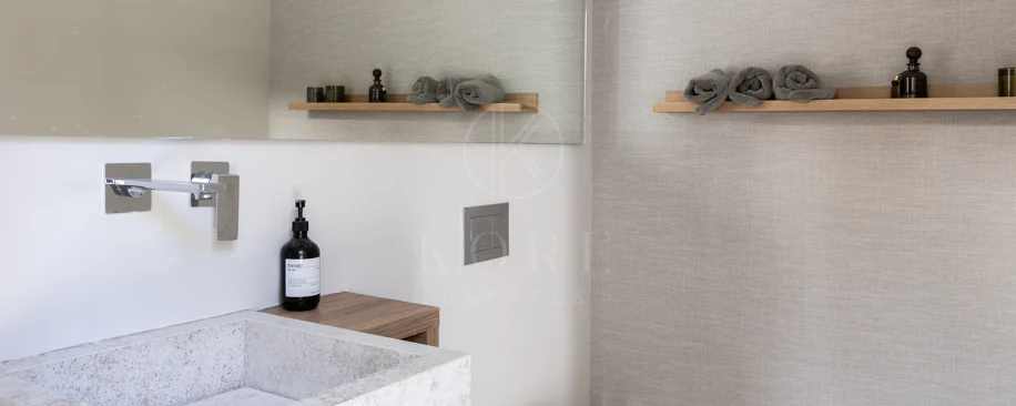 Refined contemporary residence set within the prestigious Los Arqueros community in Benahavís
