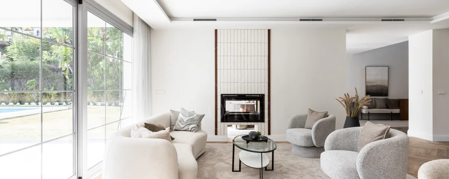 Refined contemporary residence set within the prestigious Los Arqueros community in Benahavís