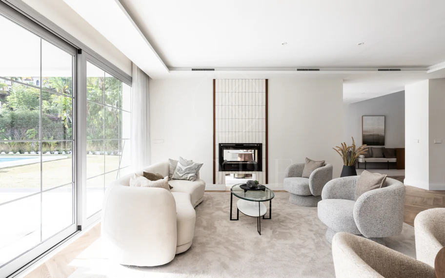Residencia contemporánea refinada ubicada en la prestigiosa comunidad de Los Arqueros en Benahavís
