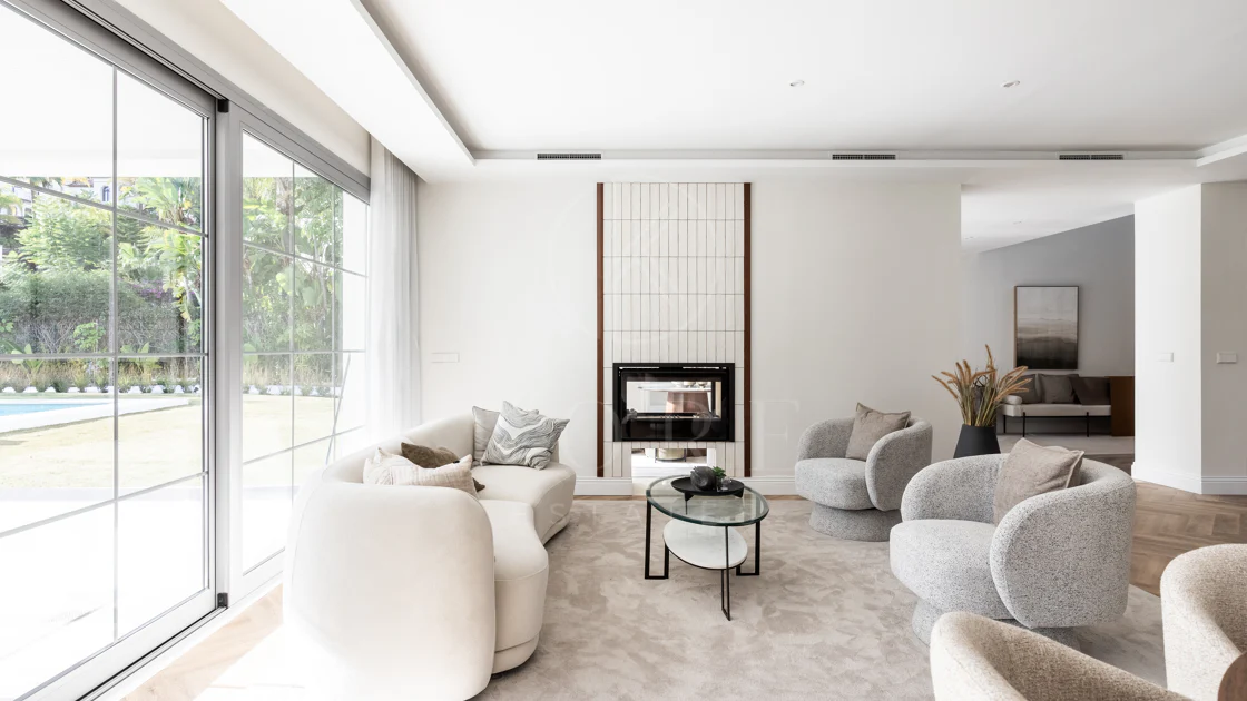 Refined contemporary residence set within the prestigious Los Arqueros community in Benahavís