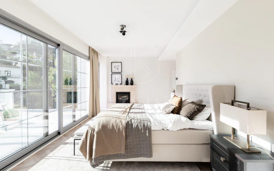 Residencia contemporánea refinada ubicada en la prestigiosa comunidad de Los Arqueros en Benahavís