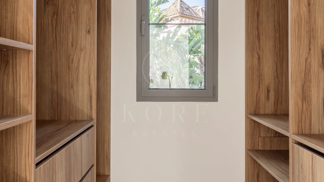 Refined contemporary residence set within the prestigious Los Arqueros community in Benahavís