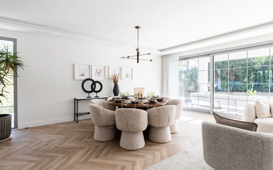Residencia contemporánea refinada ubicada en la prestigiosa comunidad de Los Arqueros en Benahavís