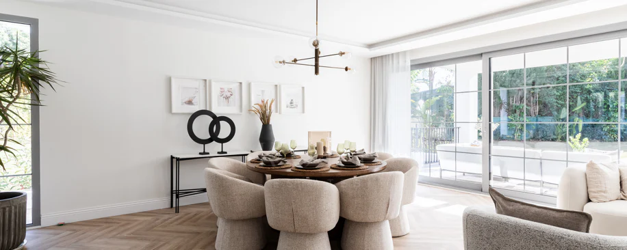 Refined contemporary residence set within the prestigious Los Arqueros community in Benahavís