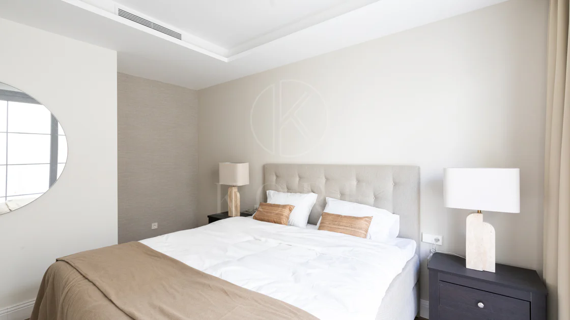 Refined contemporary residence set within the prestigious Los Arqueros community in Benahavís