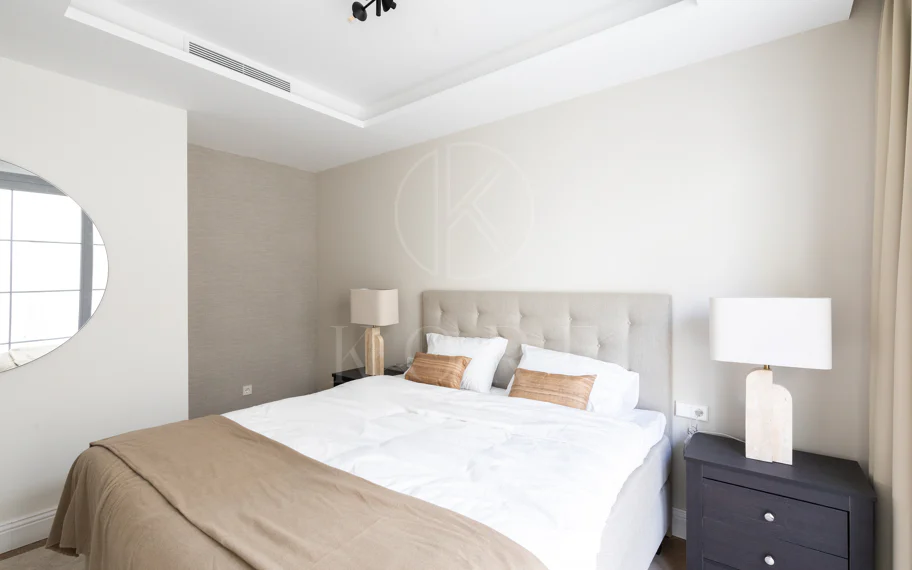 Residencia contemporánea refinada ubicada en la prestigiosa comunidad de Los Arqueros en Benahavís