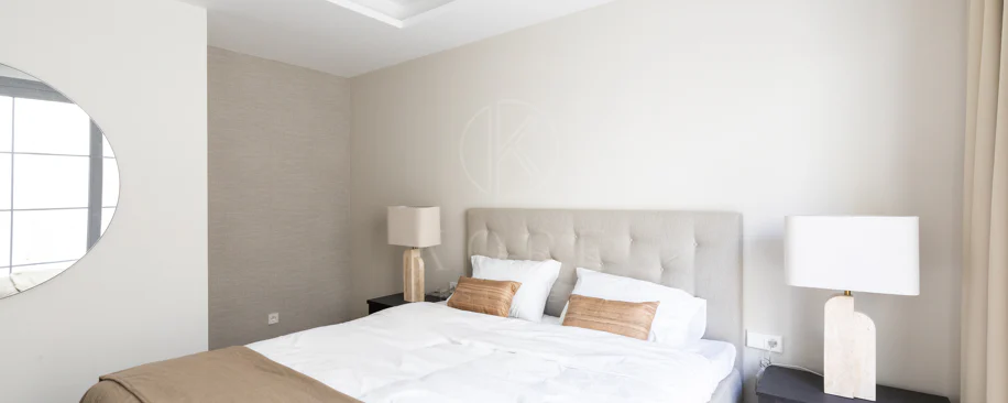 Refined contemporary residence set within the prestigious Los Arqueros community in Benahavís