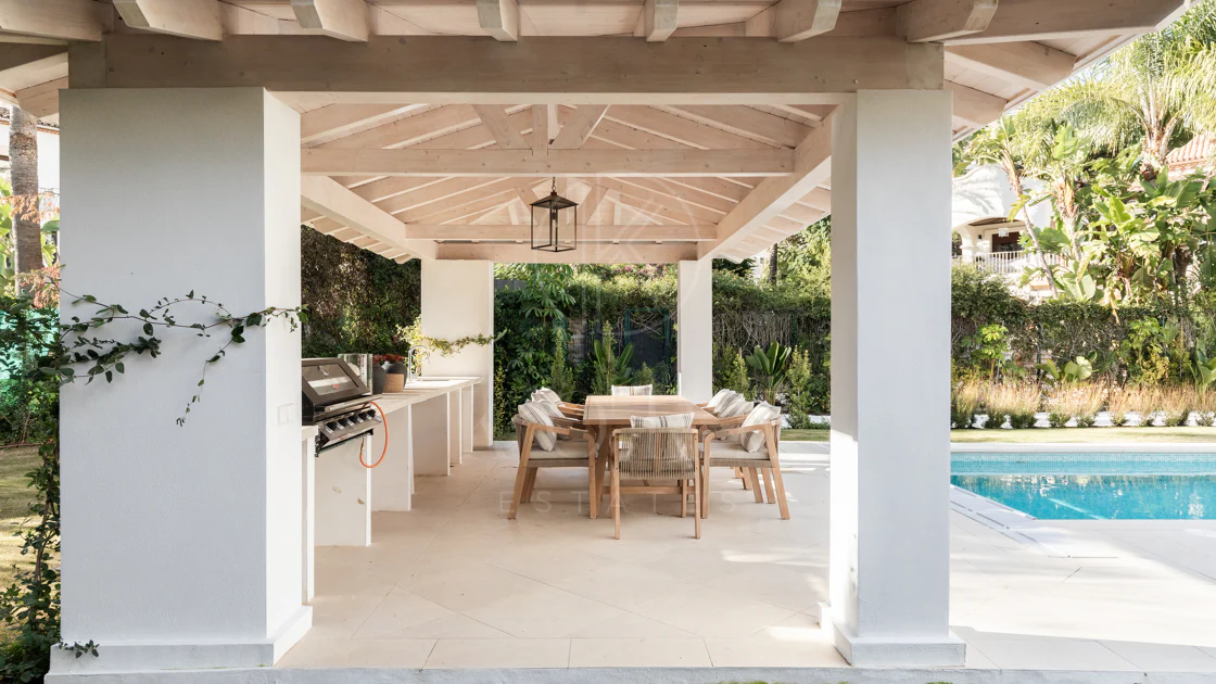 Refined contemporary residence set within the prestigious Los Arqueros community in Benahavís
