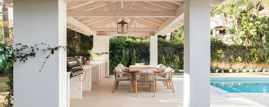 Refined contemporary residence set within the prestigious Los Arqueros community in Benahavís