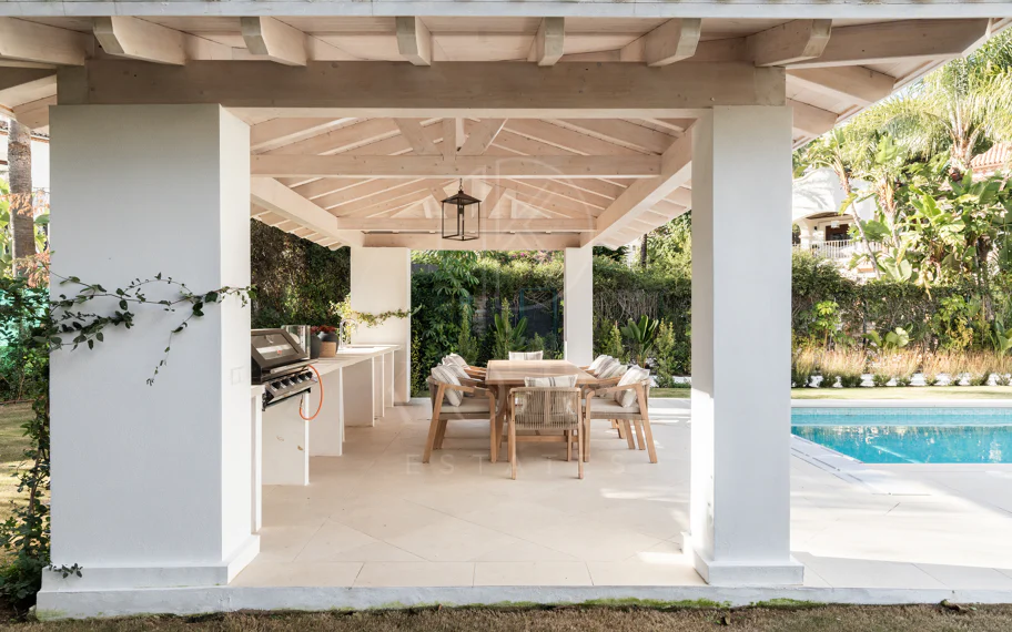 Residencia contemporánea refinada ubicada en la prestigiosa comunidad de Los Arqueros en Benahavís