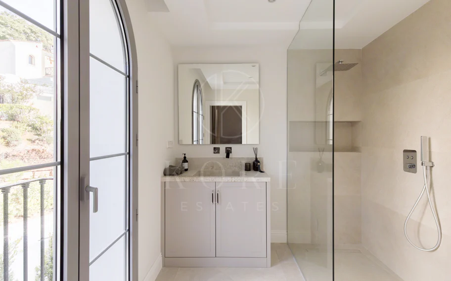 Residencia contemporánea refinada ubicada en la prestigiosa comunidad de Los Arqueros en Benahavís