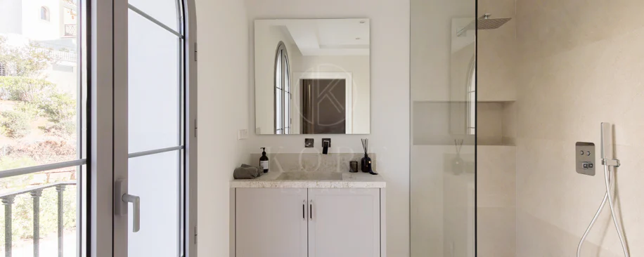 Refined contemporary residence set within the prestigious Los Arqueros community in Benahavís