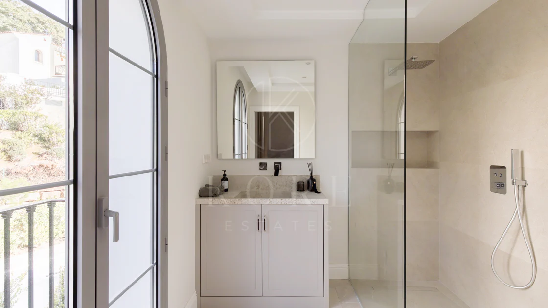 Refined contemporary residence set within the prestigious Los Arqueros community in Benahavís