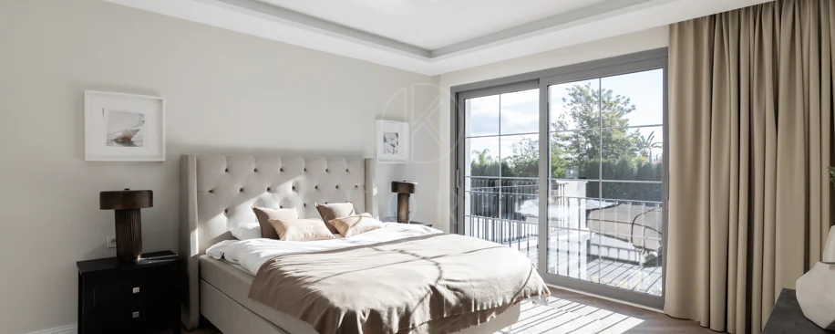Refined contemporary residence set within the prestigious Los Arqueros community in Benahavís