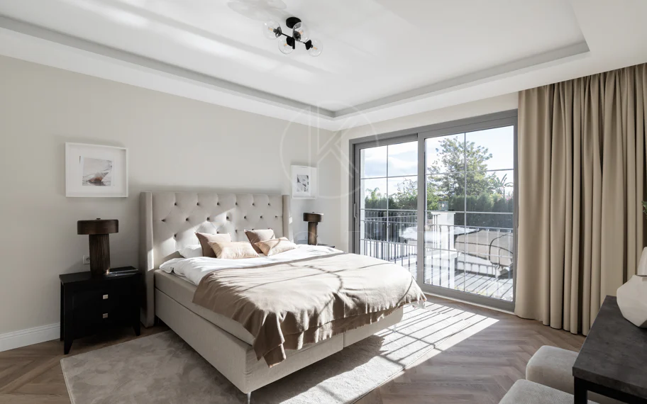 Residencia contemporánea refinada ubicada en la prestigiosa comunidad de Los Arqueros en Benahavís