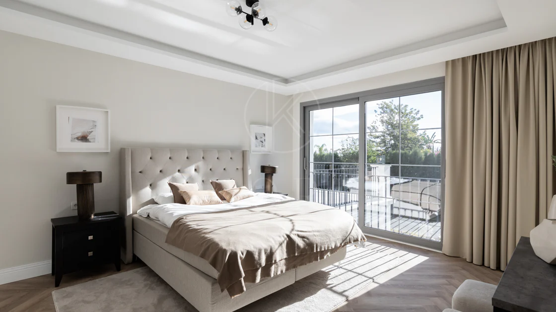 Refined contemporary residence set within the prestigious Los Arqueros community in Benahavís